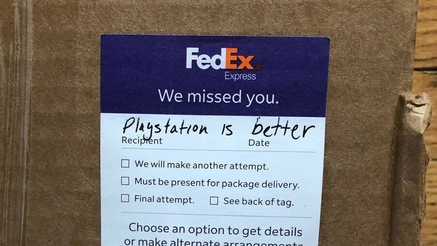 Kurir FedEx Menuliskan 'PS5 Lebih Baik' Pada Paket Xbox